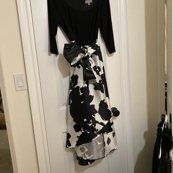 BLK & WHITE DRESS. - Picture 4 of 4